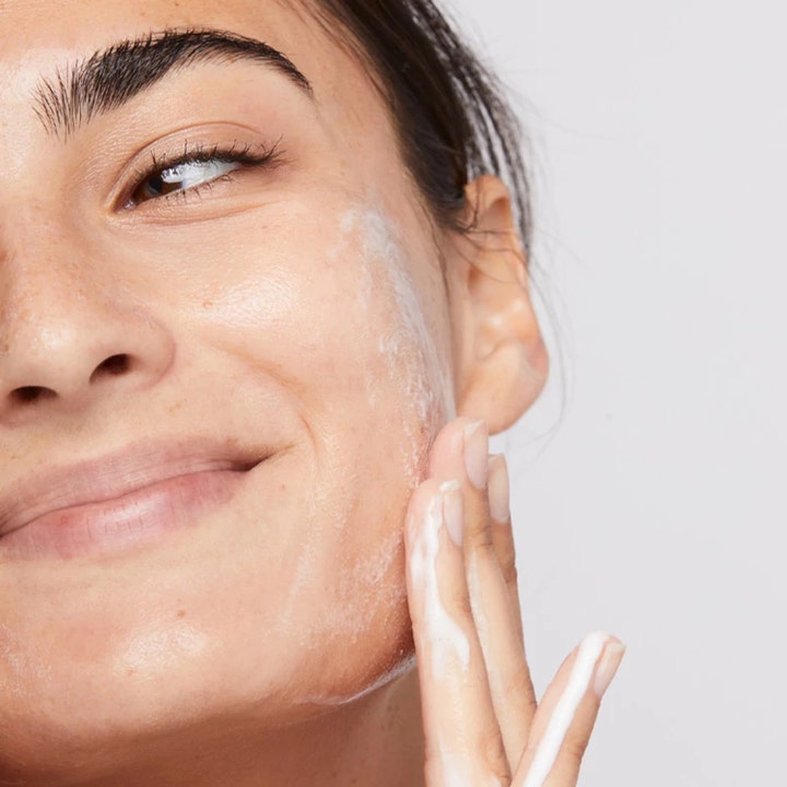 Dermalogica Clearing Skin Wash 250 ml epäpuhtauksia vähentävä puhdistusgeeli levitettynä vaahtona kasvojen iholle.