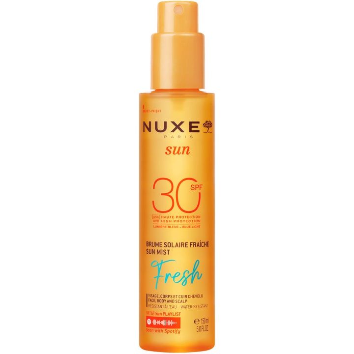 NUXE Sun Fresh Sun Mist 150 ml SPF 30 aurinkosuihke antaa korkean suojan oranssissa läpinäkyvässä suihkepullossa.
