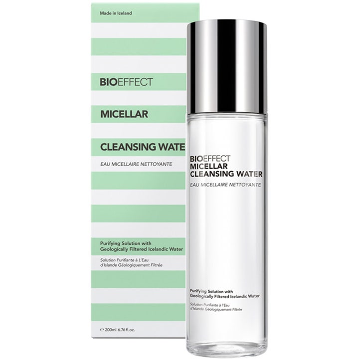 Bioeffect Micellar Cleansing Water 200 ml puhdistava misellivesi kirkkaassa pullossa hopeisella korkilla ja raidallinen rasia.