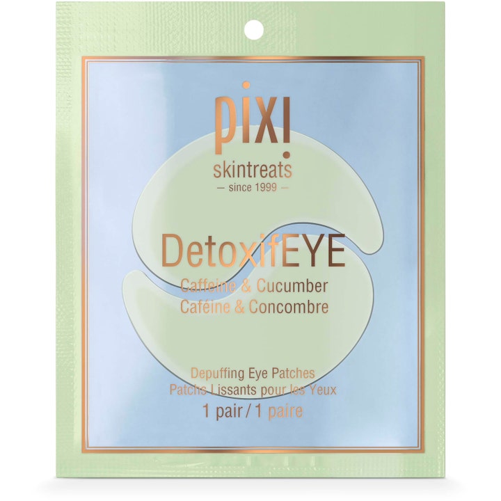 Pixi DetoxifEye 1 pari turvotusta vähentävät silmänympärysnaamiot kofeiinia sisältävässä vaaleanvihreässä pussissa.