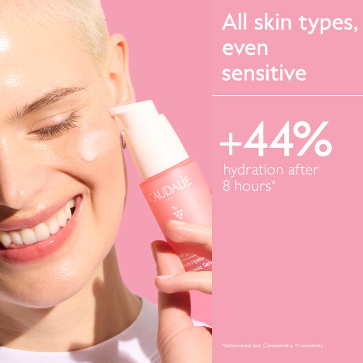 Caudalie Vinohydra Hyaluronic Serum 30 ml kosteuttava seerumi vaaleanpunaisessa pumppupullossa mallin kasvoilla.