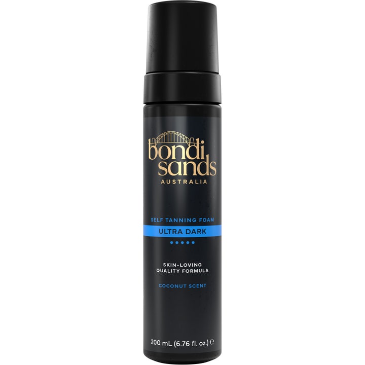 Bondi Sands Self Tanning Foam Ultra Dark 200 ml itseruskettava vaahto luo syvän päivetyksen tyylikkäässä mustassa pullossa.