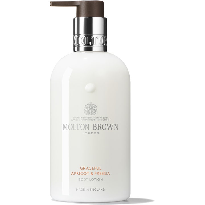 Molton Brown Graceful Apricot & Freesia 300 ml kosteuttava vartalovoide valkoisessa pumppupullossa hopeisella kauluksella.