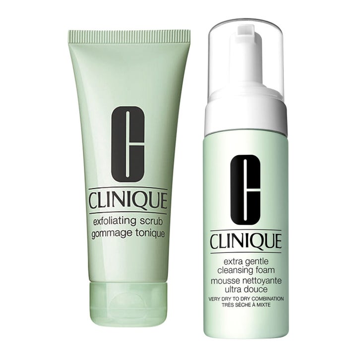 Clinique Exfoliating Scrub 100ml ja Extra Gentle Cleansing Foam 125ml vaaleanvihreässä tuubissa ja pumppupullossa.
