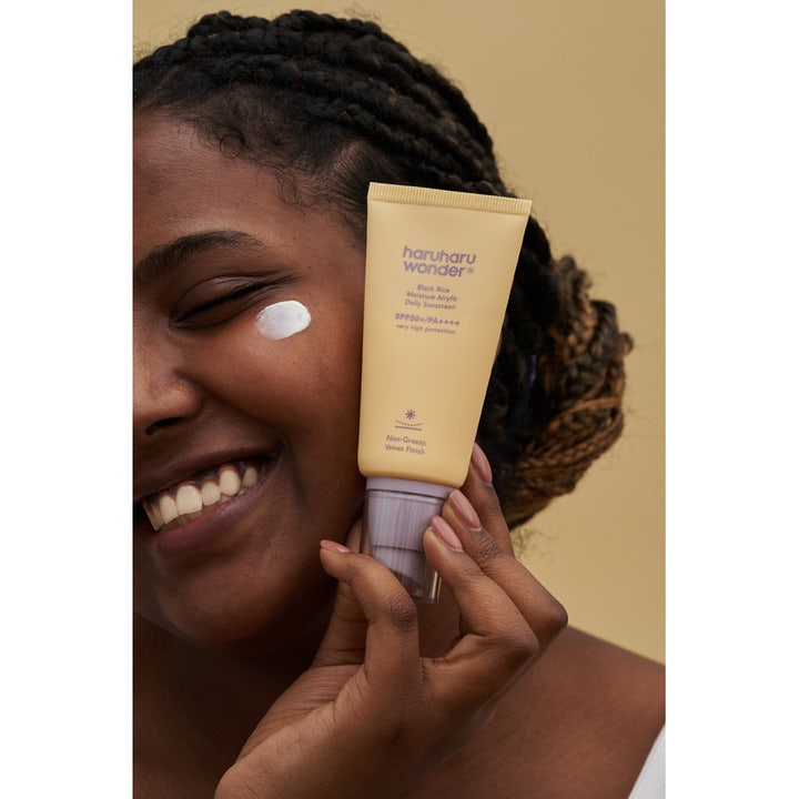 haruharu wonder Black Rice Moisture Airyfit Daily Sunscreen 50 ml kosteuttava aurinkovoide keltaisessa tuubissa kasvoilla