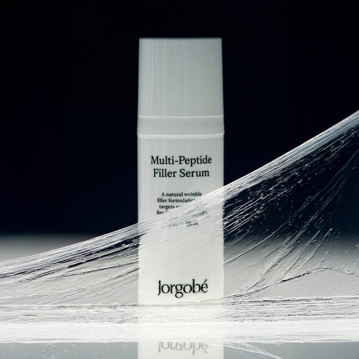 Jorgobé Multi-Peptide Filler Serum 50 ml silottava seerumi valkoisessa pullossa venyvän geelin takana.