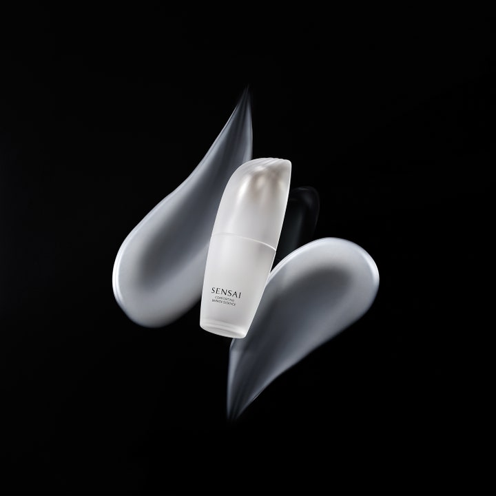 Sensai Comforting Barrier Essence 40 ml rauhoittava hoitoneste valkoisessa pullossa silkkisten tekstuurien kera.