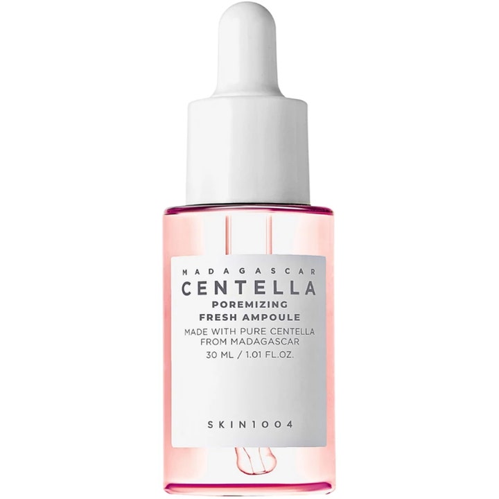 SKIN1004 Madagascar Centella Poremizing Fresh Ampoule 30 ml supistava seerumi vaaleanpunaisessa lasipullossa.