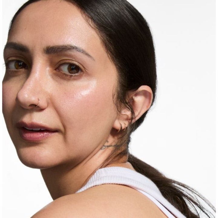 The INKEY List Collagen Peptide Serum 30 ml kiinteyttävä seerumi antaa mallin iholle tervettä hehkua.