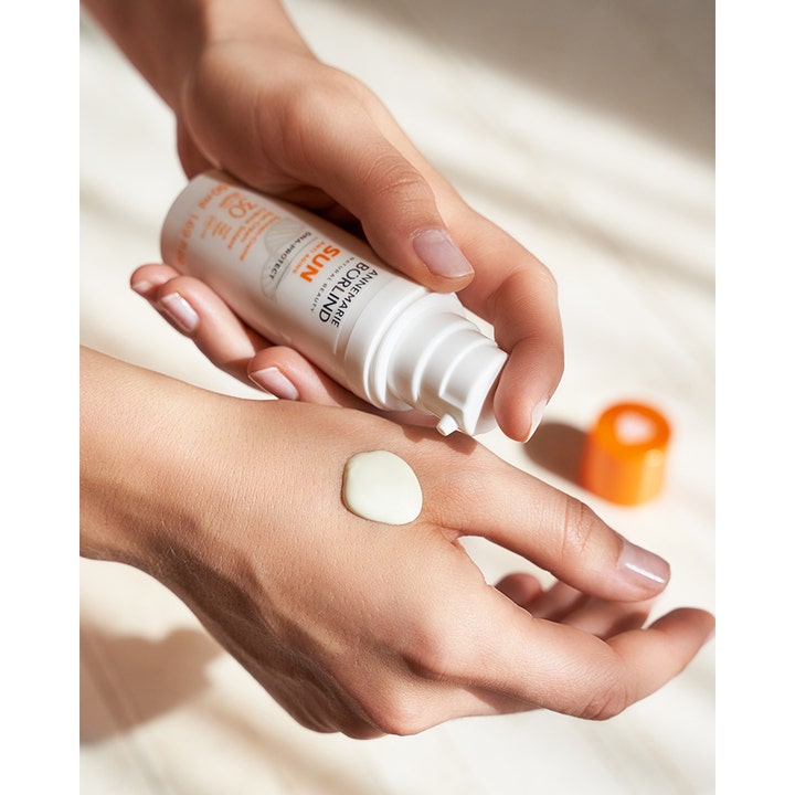 Annemarie Börlind Sun DNA Protect SPF 30 50 ml suojaava aurinkovoide ja vaalea voidekoostumus kädellä