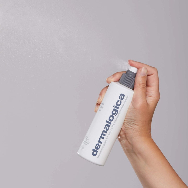 Dermalogica Multi-Active Toner 50 ml kosteuttava kasvovesi jota käsi suihkuttaa hienona sumuna valkoisesta pullosta