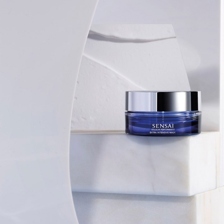 Sensai Cellular Performance Extra Intensive Mask 75 ml elvyttävä kasvonaamio tummansinisessä purkissa marmorialustalla.