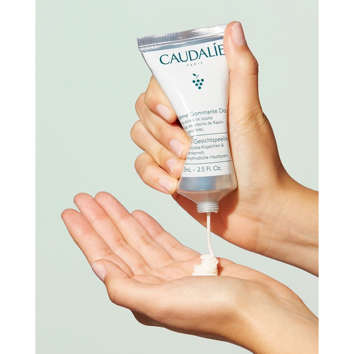 Caudalie Vinoclean Gentle Buffing Cream 75 ml hellävarainen kuorintavoide puristetaan valkoisesta tuubista kämmenelle.