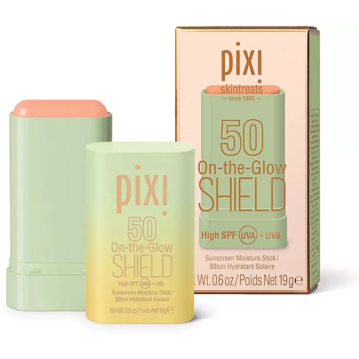 Pixi On-the-Glow Shield SPF 50 19 g kosteuttava aurinkosuojapuikko vihreässä hylsyssä ja pahvipakkaus.
