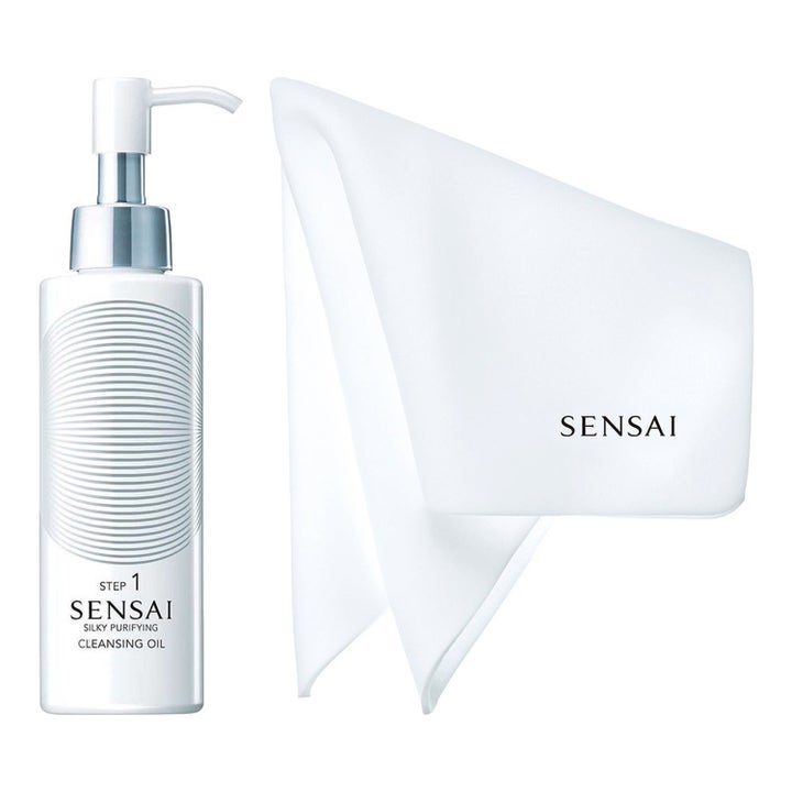 Sensai Silky Purifying Cleansing Oil 150ml puhdistusöljy puhdistaa ihon valkoinen pumppupullo ja valkoinen liina.