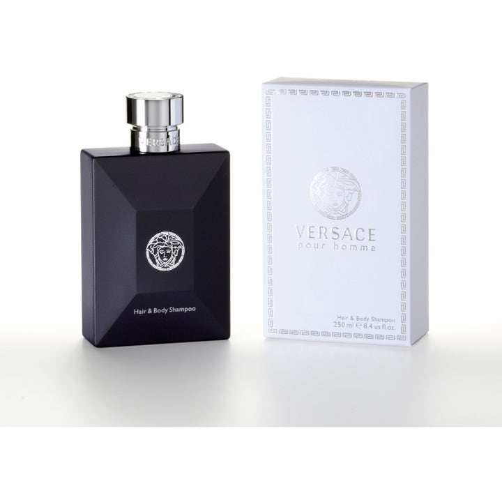 Versace Pour Homme 250 ml raikastava suihkugeeli tyylikkäässä tummansinisessä pullossa ja valkoisessa rasiassa.