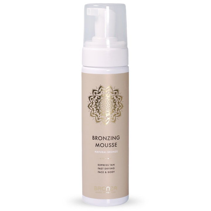 Bronza Bronzing Mousse Natural Bronze itseruskettava vaahto valkoisessa pumppupullossa, jossa on kultainen mandalakuvio.