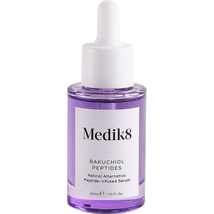 Medik8 Bakuchiol Peptides 30 ml ihoa silottava seerumi lilaa nestettä kirkkaassa lasipullossa valkoisella pipetillä.