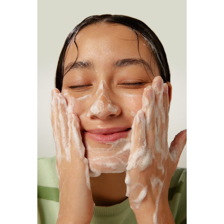 By Wishtrend Green Tea Enzyme Powder Wash 110 g kirkastava puhdistusjauhe muodostaa pehmeän vaahdon kasvoille.