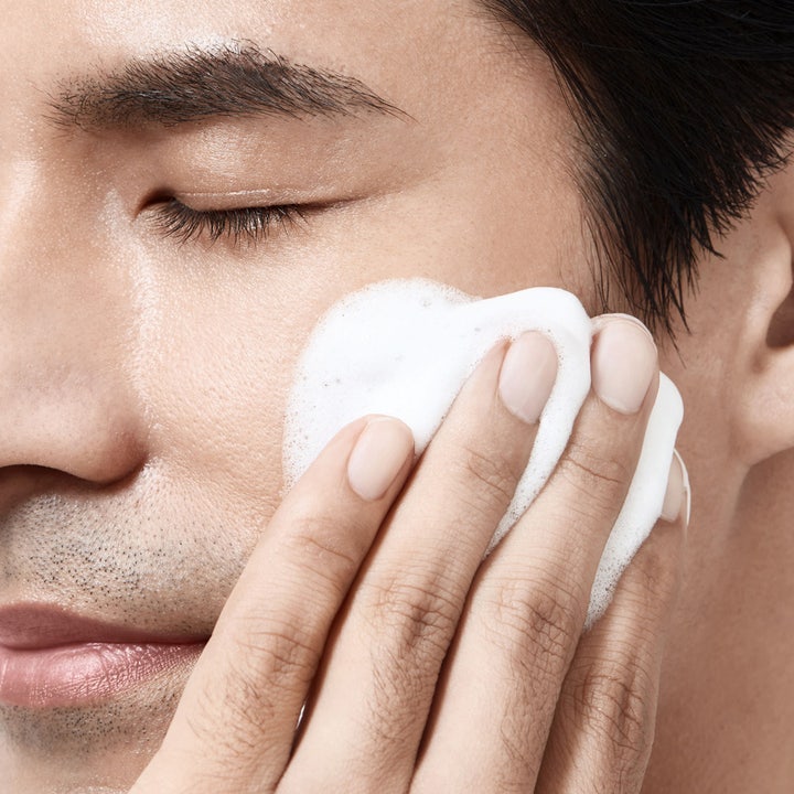 Shiseido Men Face Cleanser 125 ml syväpuhdistava puhdistusvaahto levitettynä miehen kasvoille pehmeänä vaahtona.