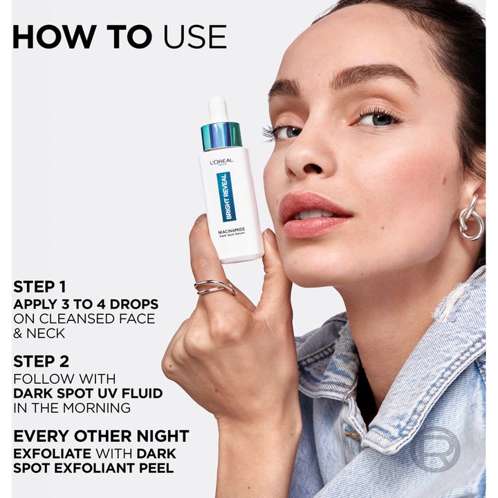L’Oréal Paris Bright Reveal 30 ml seerumi pigmenttiläiskiä vastaan naisen kädessä käyttöohjeiden kera