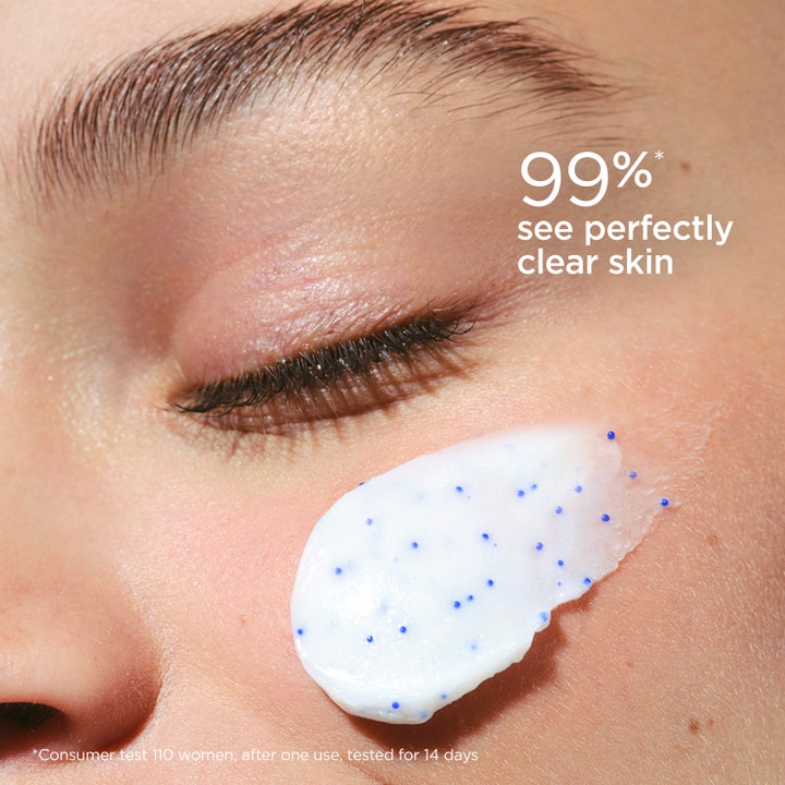 Clarins Purifying Gentle Foaming Cleanser 125 ml puhdistusvaahto ja valkoinen voide sinisillä rakeilla iholla