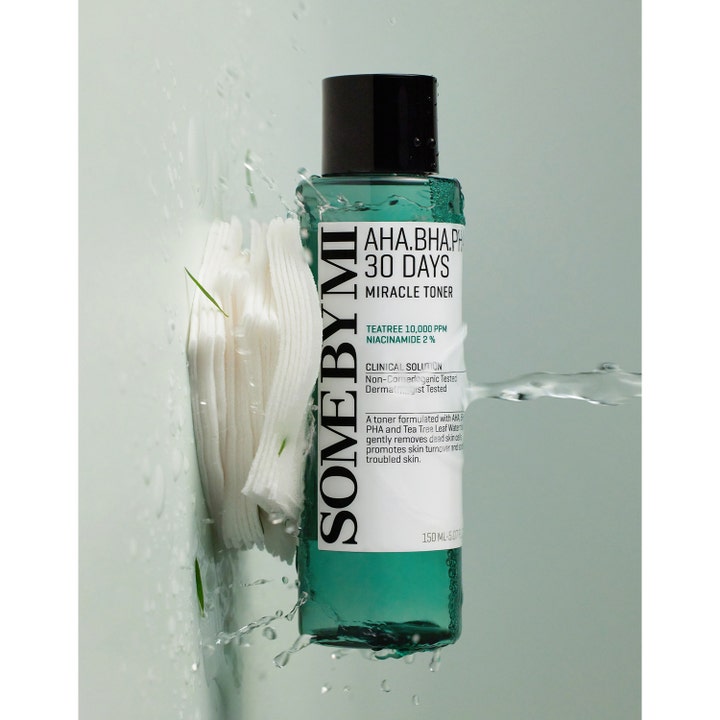 Some By Mi Aha-Bha-Pha 30 Days Miracle Toner 150 ml kasvovesi vihreässä pullossa vesiroiskeiden ja vanulappujen kera.