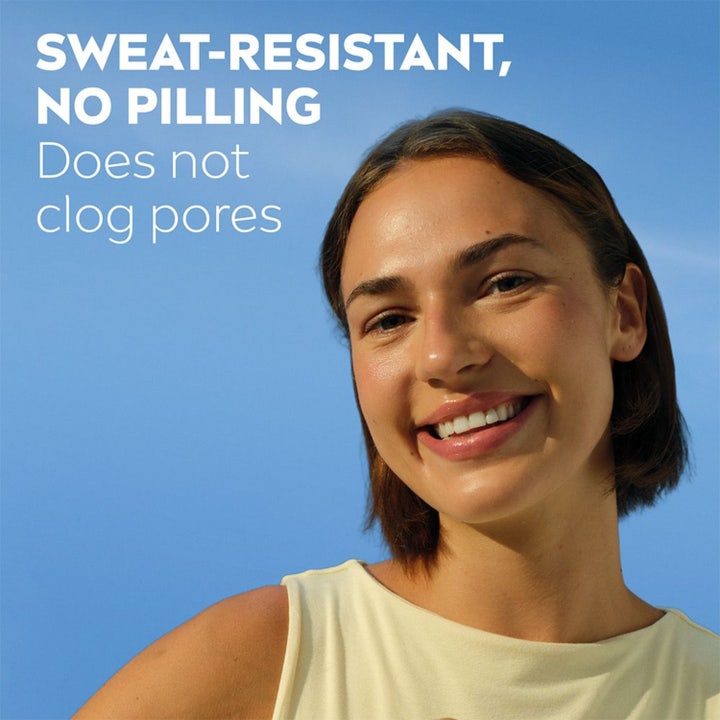 NIVEA UV Face Ultra Fluid Medium Tinted SPF50+ 40 ml sävytetty aurinkovoide. Hymyilevä nainen ja teksti sweat-resistant.