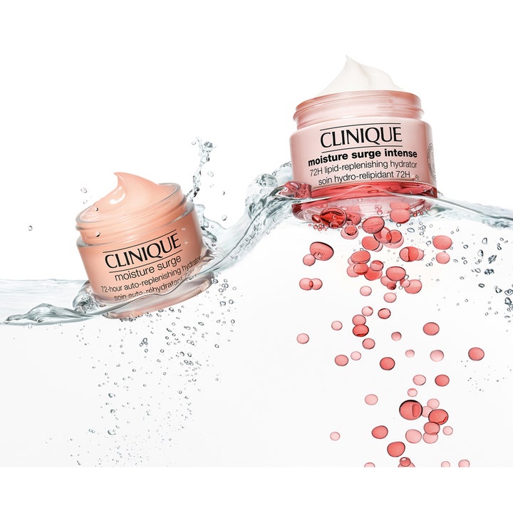 Clinique Moisture Surge Intense 30 ml täyteläinen kasvovoide vaaleanpunaisissa purkeissa veden loiskeessa.