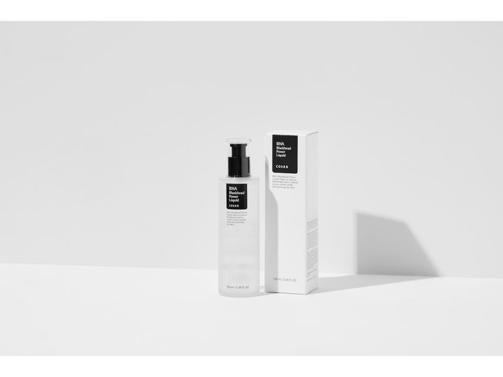 COSRX BHA Blackhead Power Liquid 100 ml mustapäitä poistava kasvovesi huurteisessa pumppupullossa ja valkoinen kotelo.