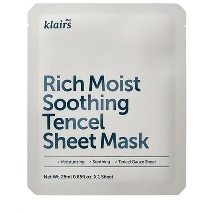 Klairs Rich Moist Soothing Tencel Sheet Mask 25 ml kosteuttava kangasnaamio valkoisessa pussissa tummansinisellä tekstillä