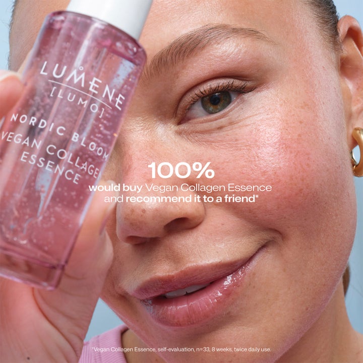 Lumene Nordic Bloom Vegan Collagen Essence 30 ml silottava seerumi vaaleanpunaisessa pullossa naisen kasvoilla.
