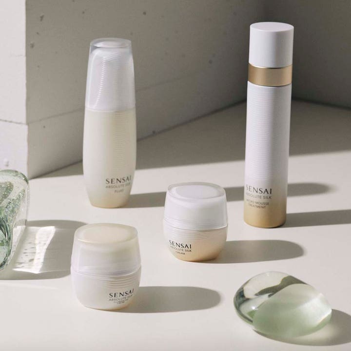 Sensai Absolute Silk Illuminative Cream 40 ml heleyttävä kasvovoide tyylikkäässä tuoteasetelmassa lasikoristein.