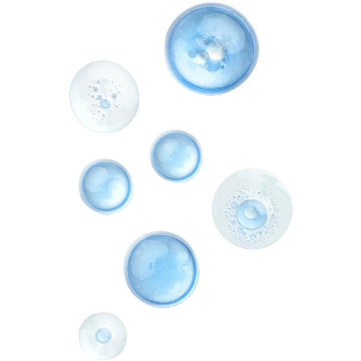 Lumene Moisturizing Prebiotic Oil-Cocktail 30 ml kasvoöljy on koostumukseltaan sinisiä ja kirkkaita öljypisaroita.