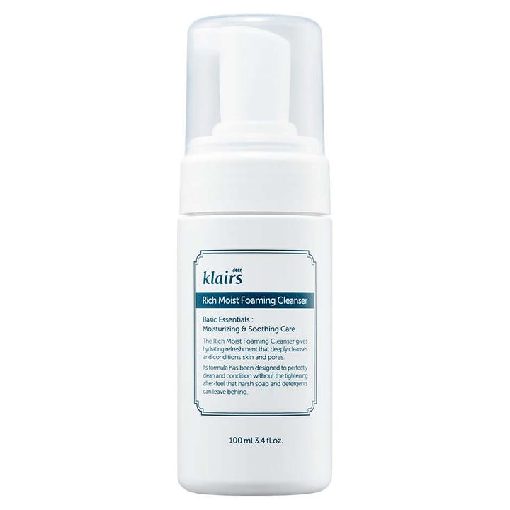 Klairs Rich Moist Foaming Cleanser 100 ml puhdistusvaahto valkoisessa pumppupullossa kosteuttaa ihoa