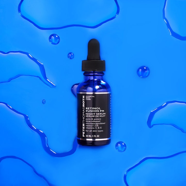 Peter Thomas Roth Retinol Fusion Pm 30 ml uudistava seerumi sinisessä pipettipullossa vesipisaroiden ympäröimänä