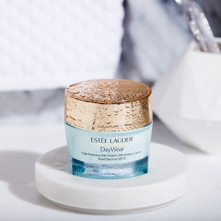 Estée Lauder DayWear 30 ml suojaava päivävoide SPF 15 vaaleansinisessä purkissa kultaisella kannella ja vesipisaroilla.