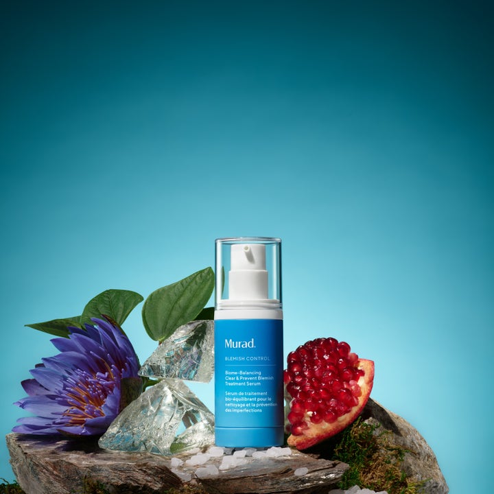 Murad Biome-Balancing Clear & Prevent Blemish Treatment Serum 30 ml epäpuhtauksia ehkäisevä seerumi kukan kera.