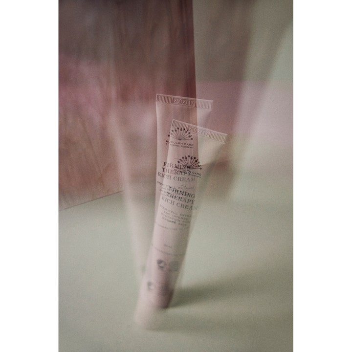 Kiinteyttävä Rudolph Care Firming Therapy Rich Cream 50 ml kasvovoide vaaleassa tuubissa taiteellisessa valossa.