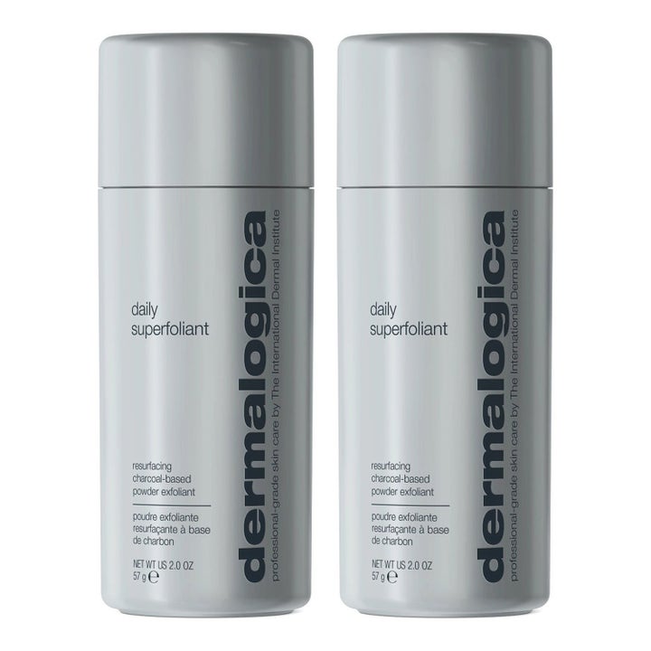 Dermalogica Daily Superfoliant 57 g kirkastava hiilikuorinta kahdessa harmaassa sylinterimäisessä pullossa.