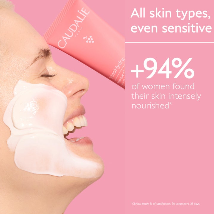Caudalie Vinohydra Moisturizing Mask 75 ml ravitseva kasvonaamio ja nainen jolla on täyteläinen valkoinen voidekasvonaamio.