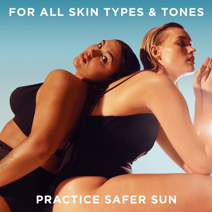 Garnier Ambre Solaire Ideal Bronze 150 ml SPF30 aurinkovoide kahdella naisella uimapuvuissa auringonpaisteessa.