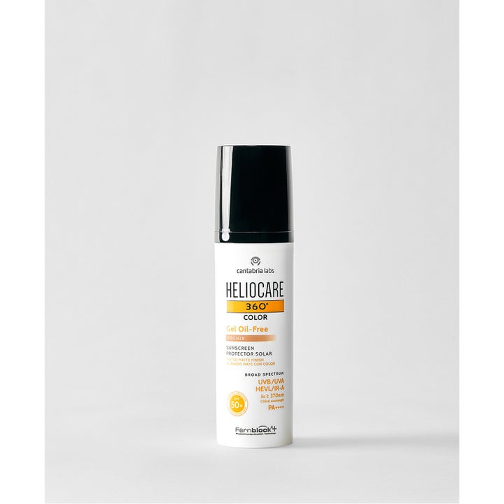 Heliocare Gel Oil-Free SPF 50+ Pearl 50 ml öljytön aurinkovoide antaa mattapinnan valkoisessa mustakorkkisessa pullossa.
