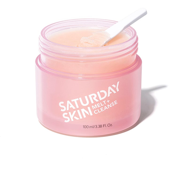 Saturday Skin Melt + Cleanse 100 ml meikinpoistovoide vaaleanpunaisessa purkissa valkoisella lastalla.