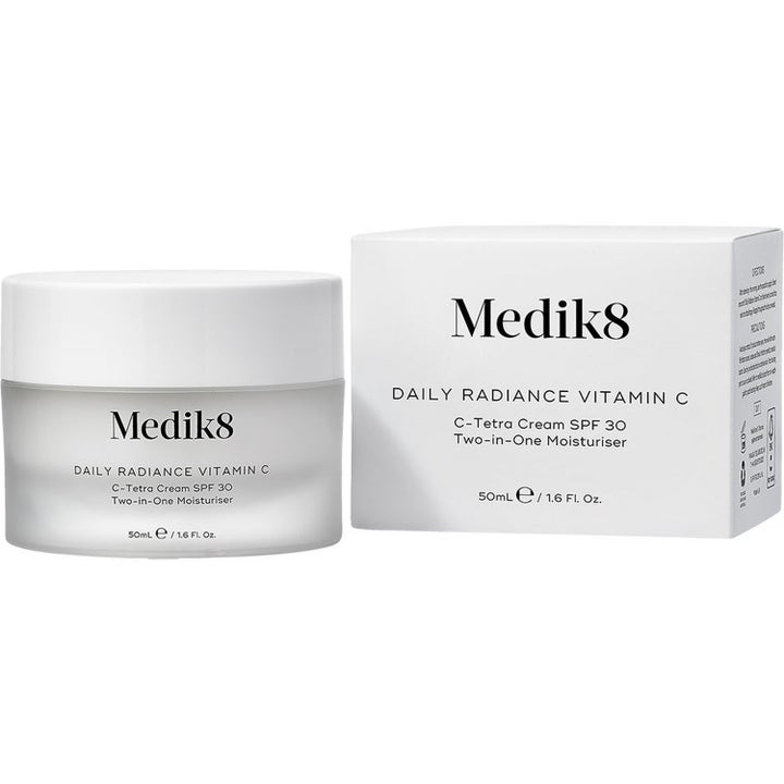 Medik8 Daily Radiance Vitamin C 50 ml heleyttävä päivävoide SPF 30 huurteisessa lasipurkissa ja valkoisessa rasiassa.