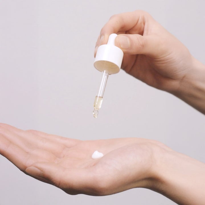 Jorgobé Antioxidant Self-Tan Drops 30 ml kirkas itseruskettava neste annostellaan pipetillä valkoisen voiteen joukkoon.