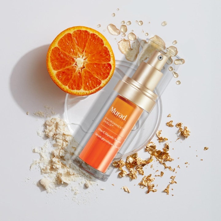 Murad Vita-C Glycolic Serum 30 ml heleyttävä C-vitamiiniseerumi oranssissa pullossa appelsiinin ja kullan kera