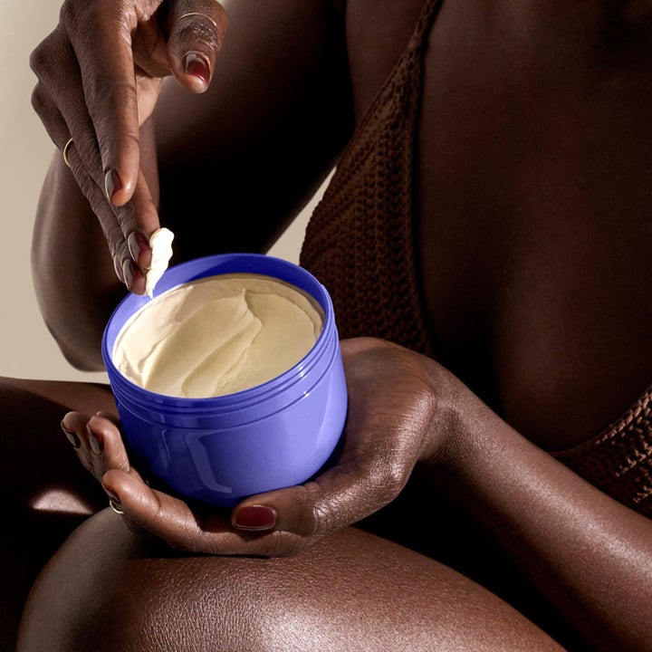 Sol de Janeiro Delicia Drench Body Butter 240 ml on täyteläinen vartalovoide violetissa purkissa ihoa kosteuttamaan.