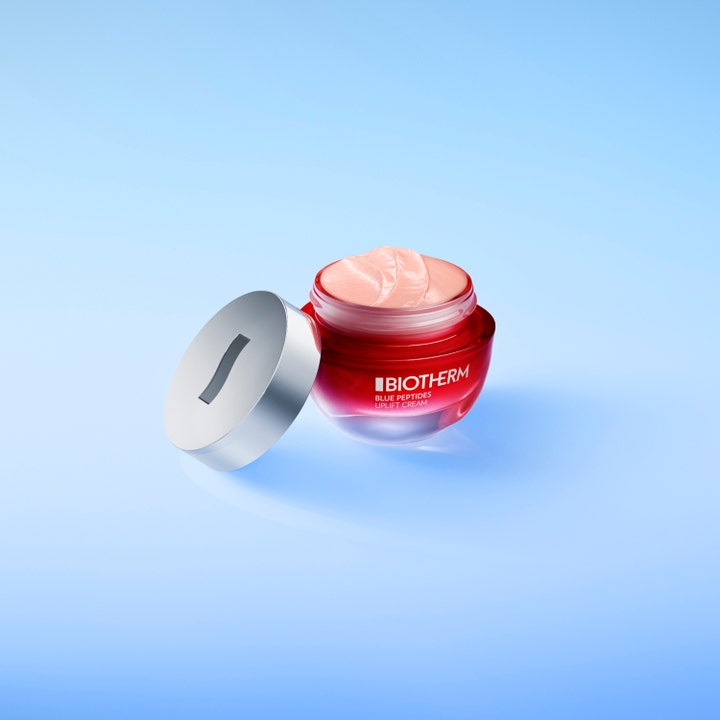 Biotherm Blue Peptides Uplift Moisturizing Cream 50 ml kiinteyttävä voide avatussa punaisessa lasipurkissa.