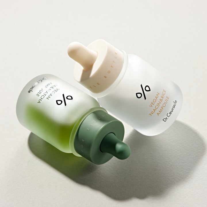 Dr. Ceuracle Vegan Niacin & Rice Ampoule 30 ml kirkastava seerumi huurteisissa lasipulloissa pipeteillä.